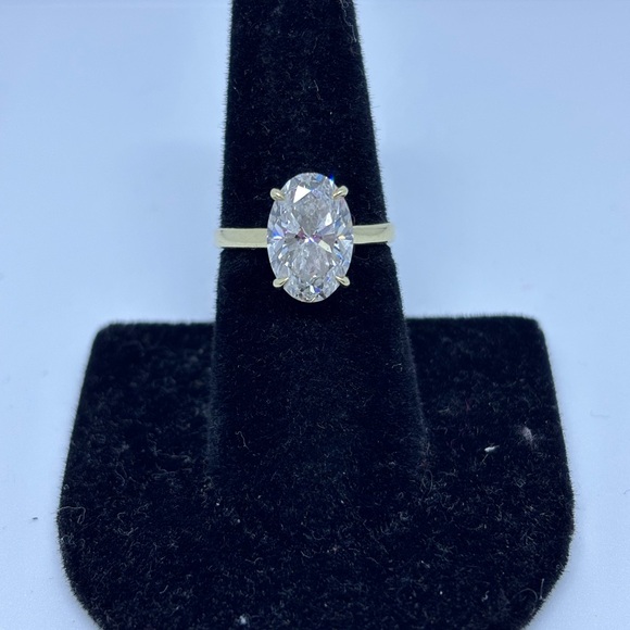 3.65 CARAT IGI CERTIFIED LAB GROWN OVAL DIAMOND ENGAGEMENT RING - Picture 3 of 8